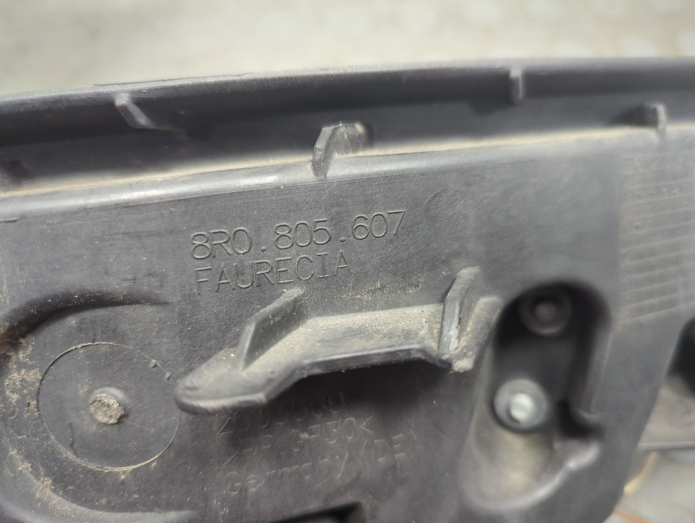 Кронштейн фар левый