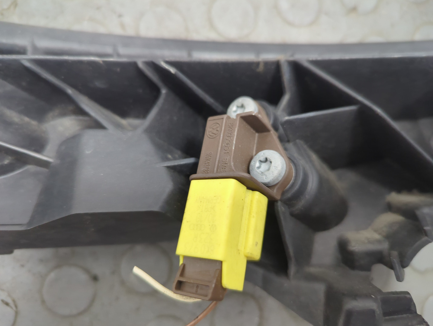 Кронштейн фар левый