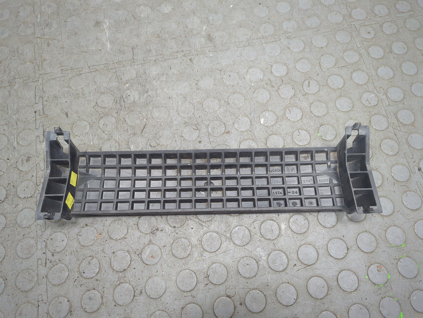 Кронштейн заднего бампера