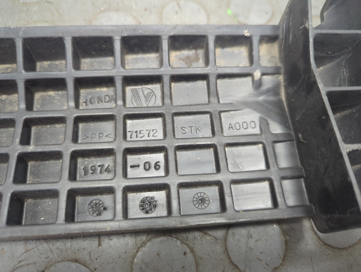 Кронштейн заднего бампера