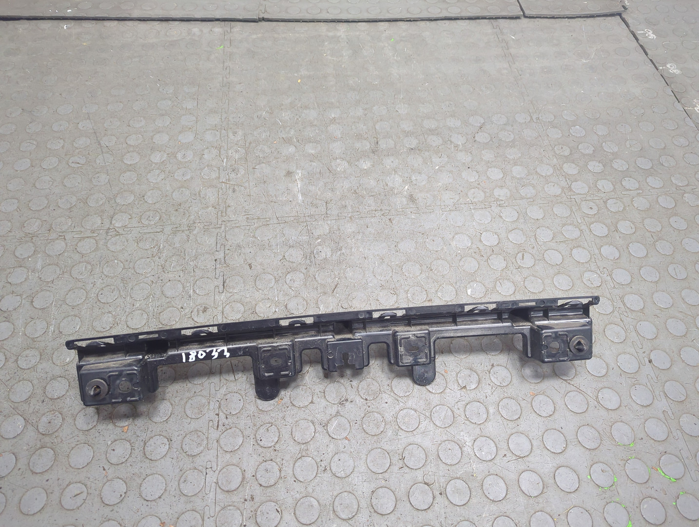 Кронштейн заднего бампера