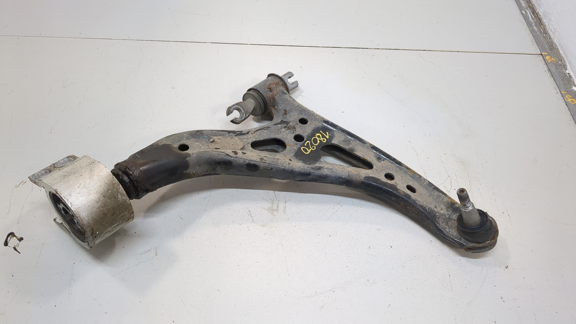 Рычаг передний правый