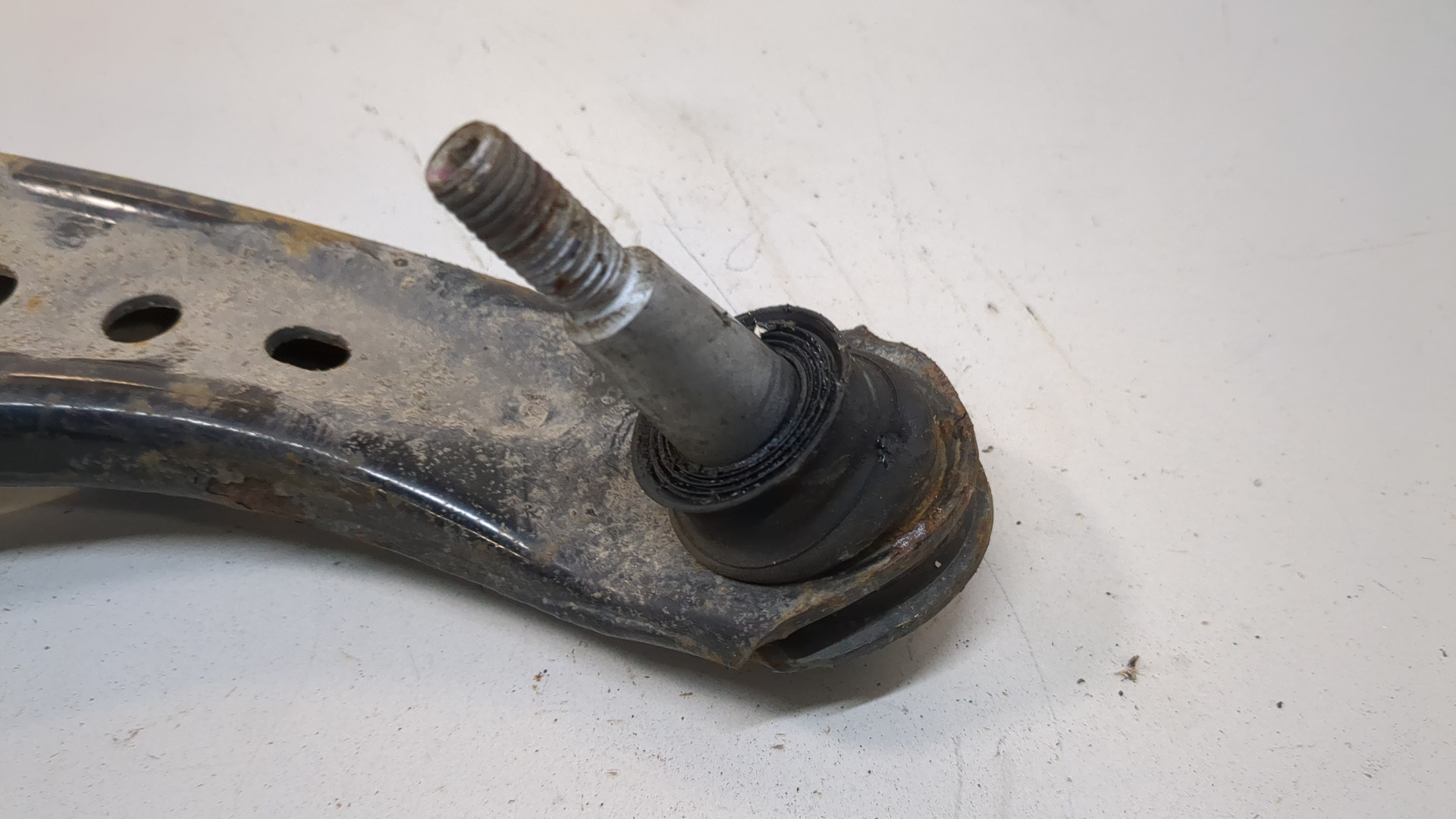 Рычаг передний правый