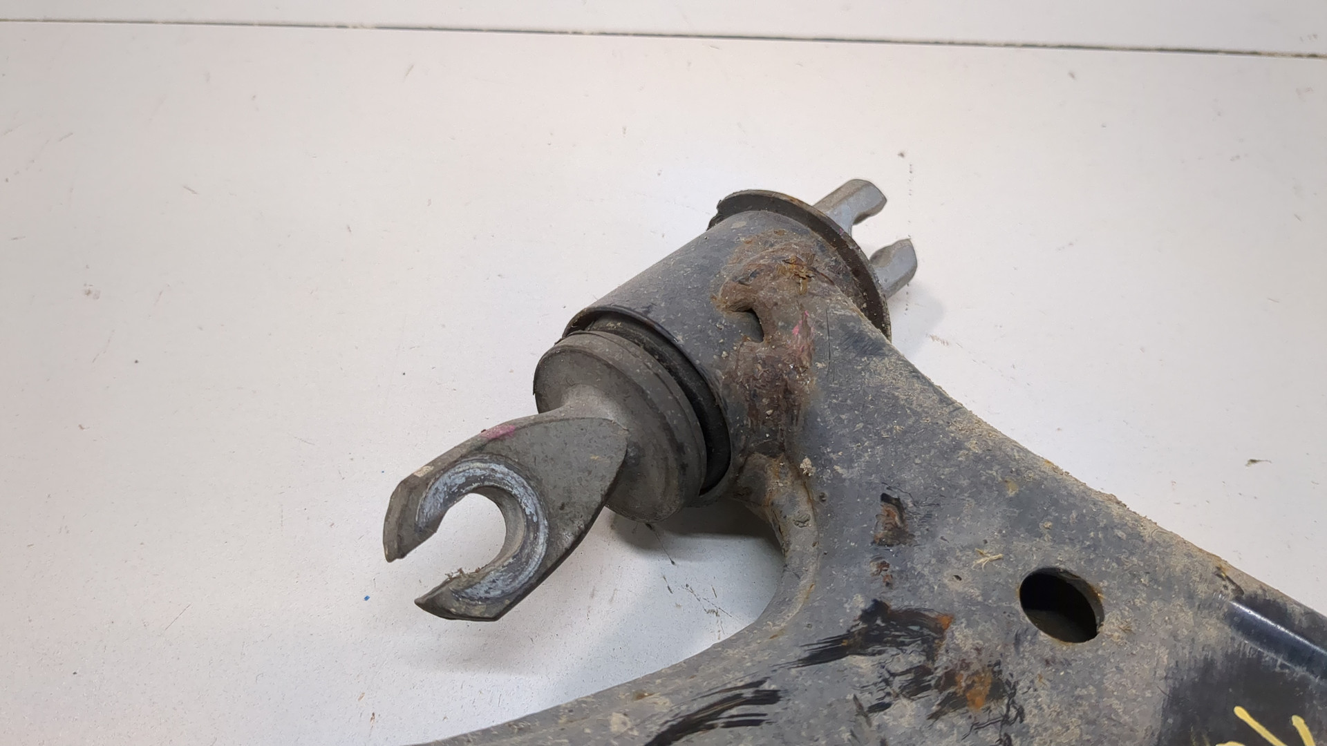 Рычаг передний правый