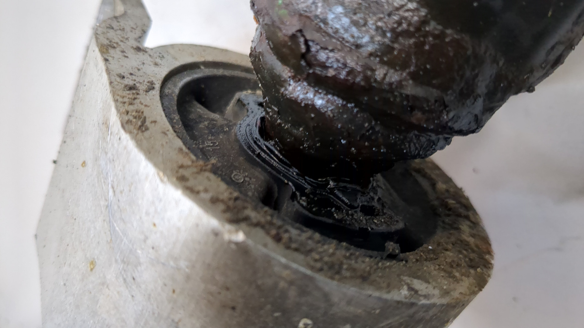 Рычаг передний правый