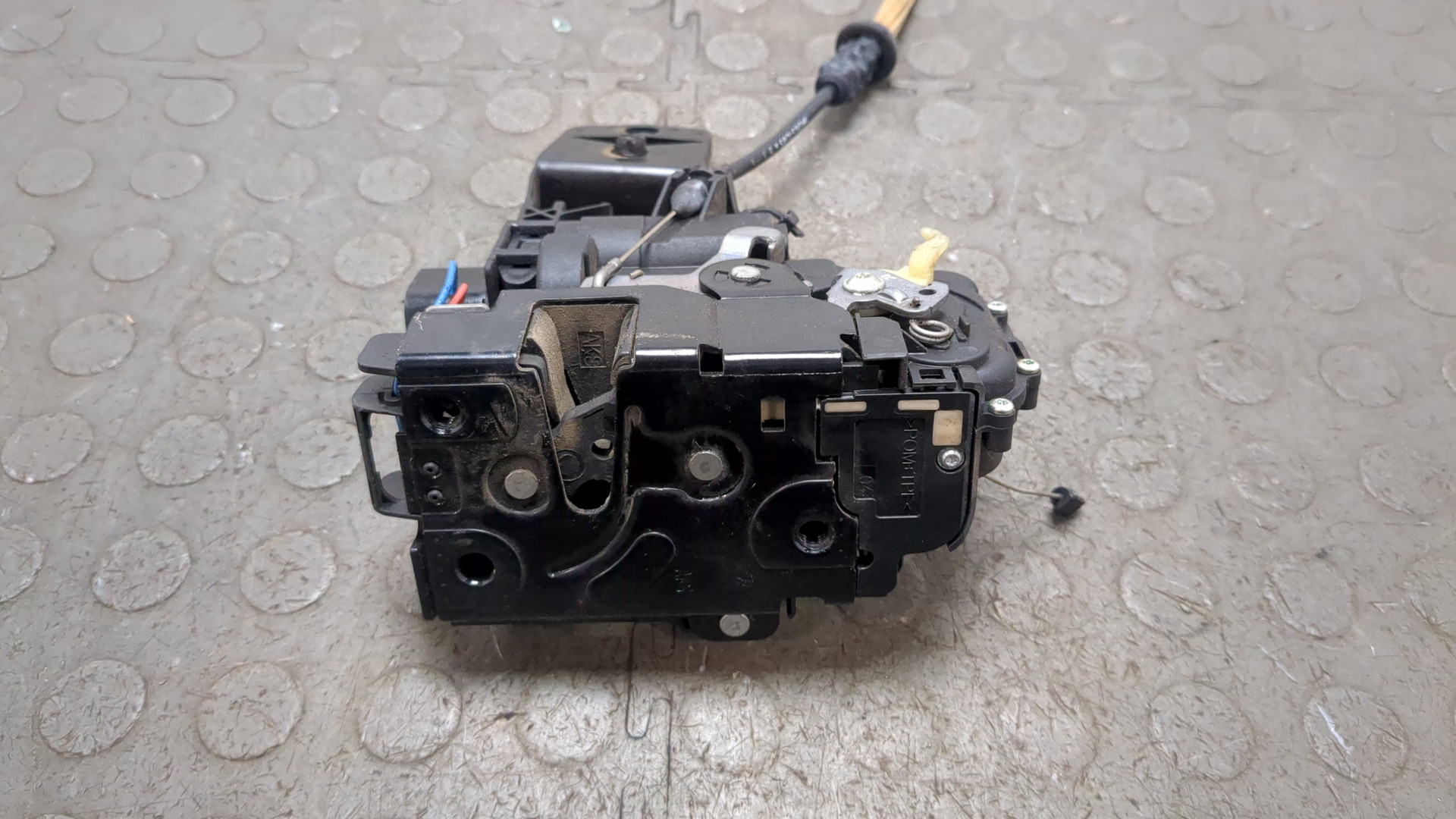 Замок двери передней правой