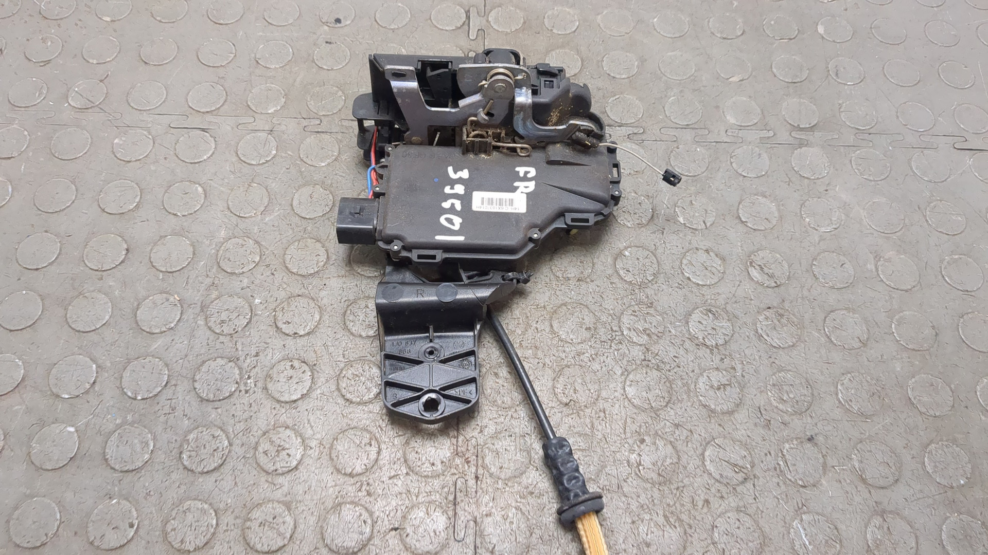 Замок двери передней правой