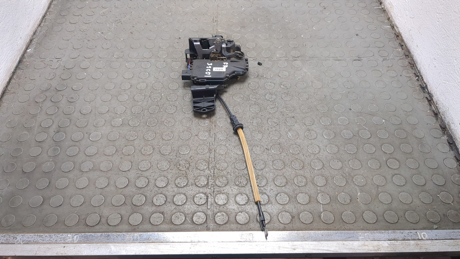 Замок двери передней правой