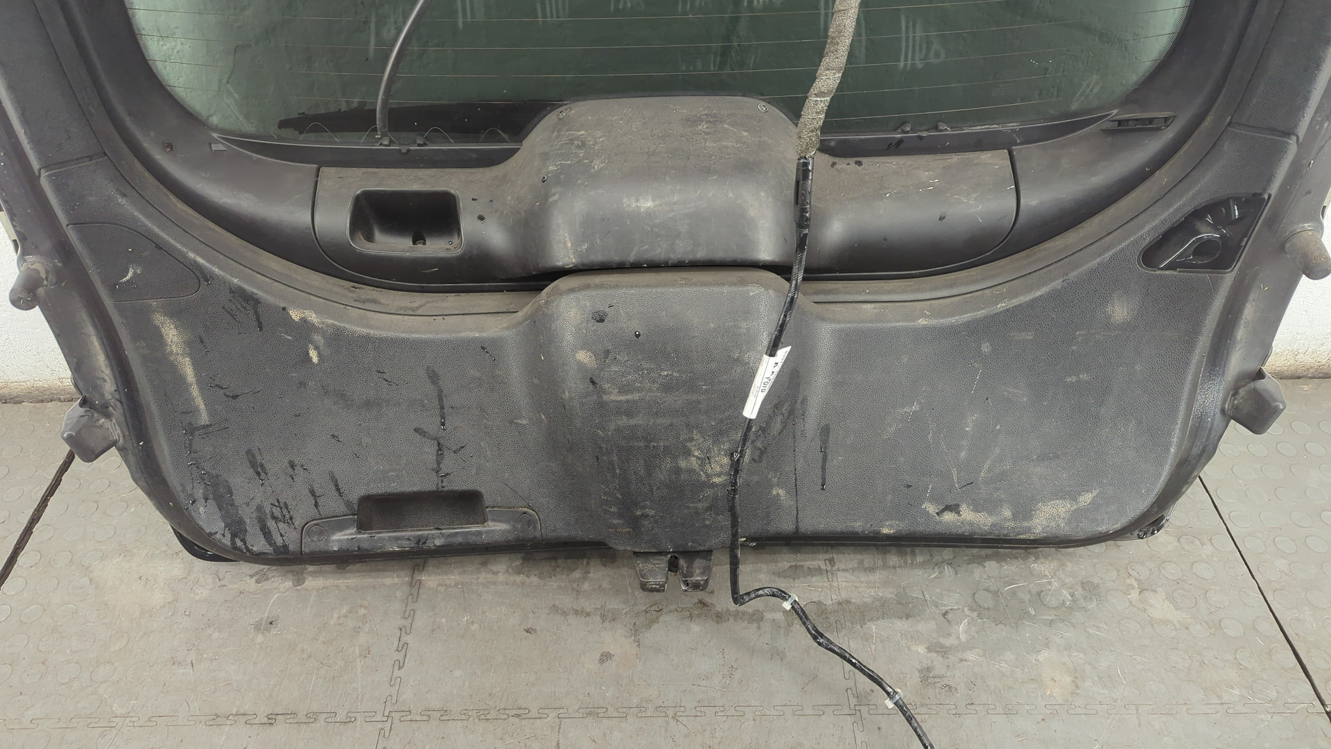 Дверь багажника