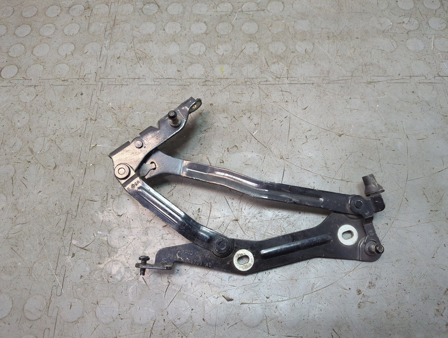 Петля капота левая