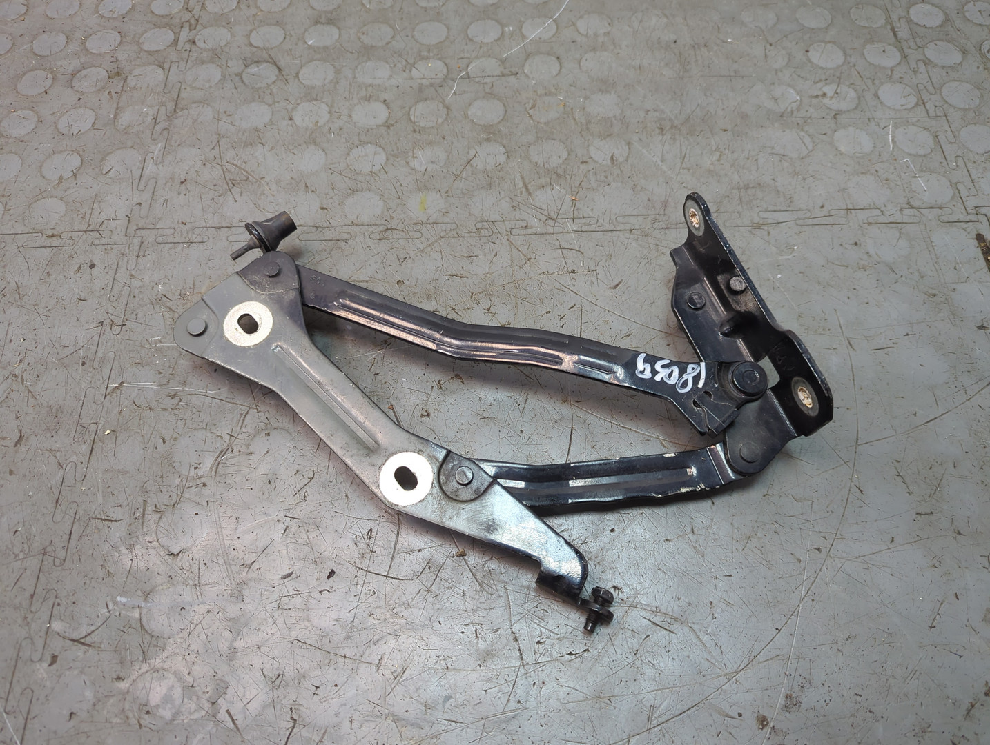 Петля капота левая