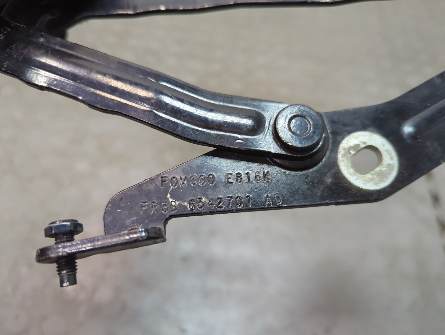 Петля капота левая