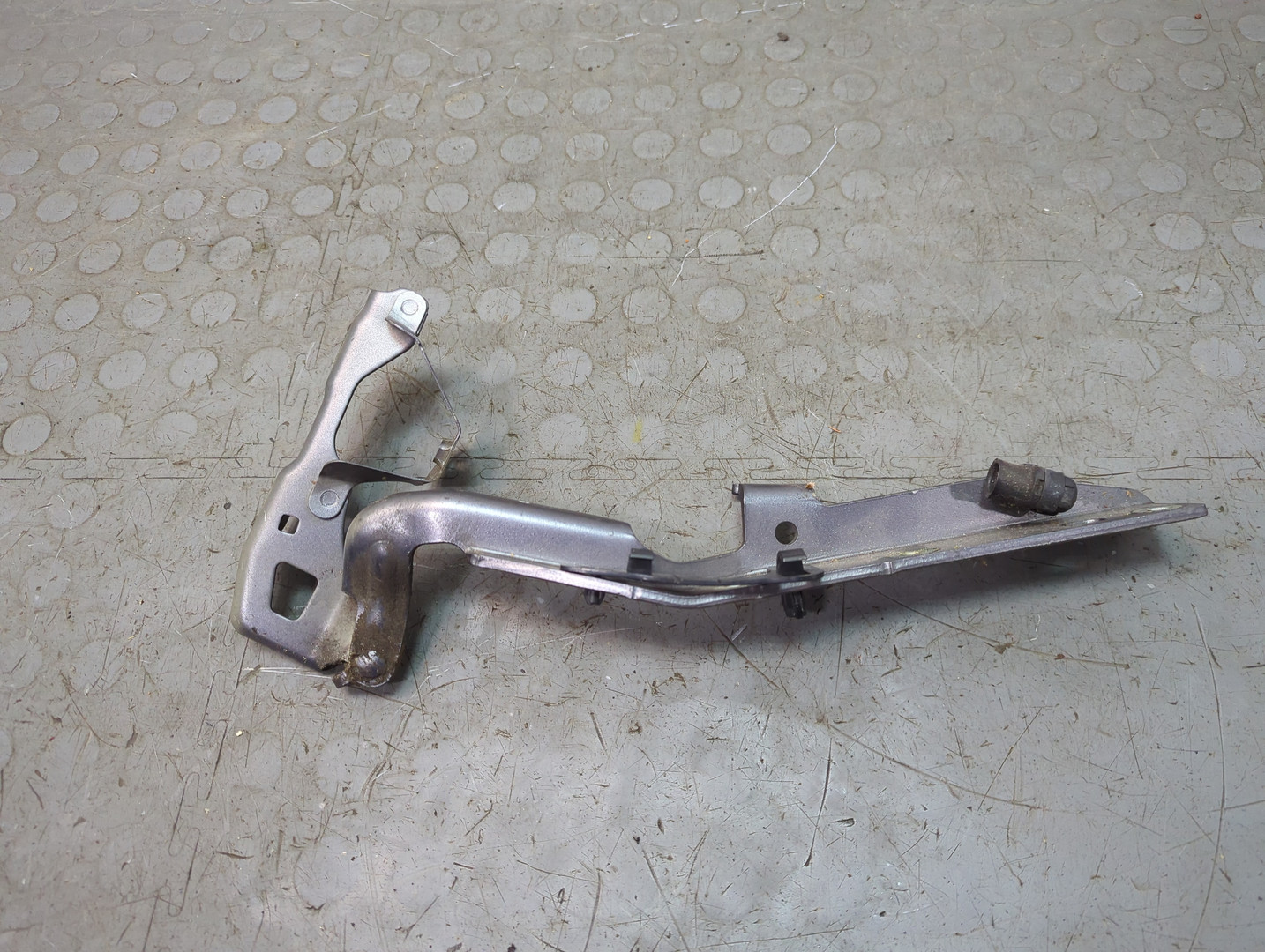 Петля капота правая