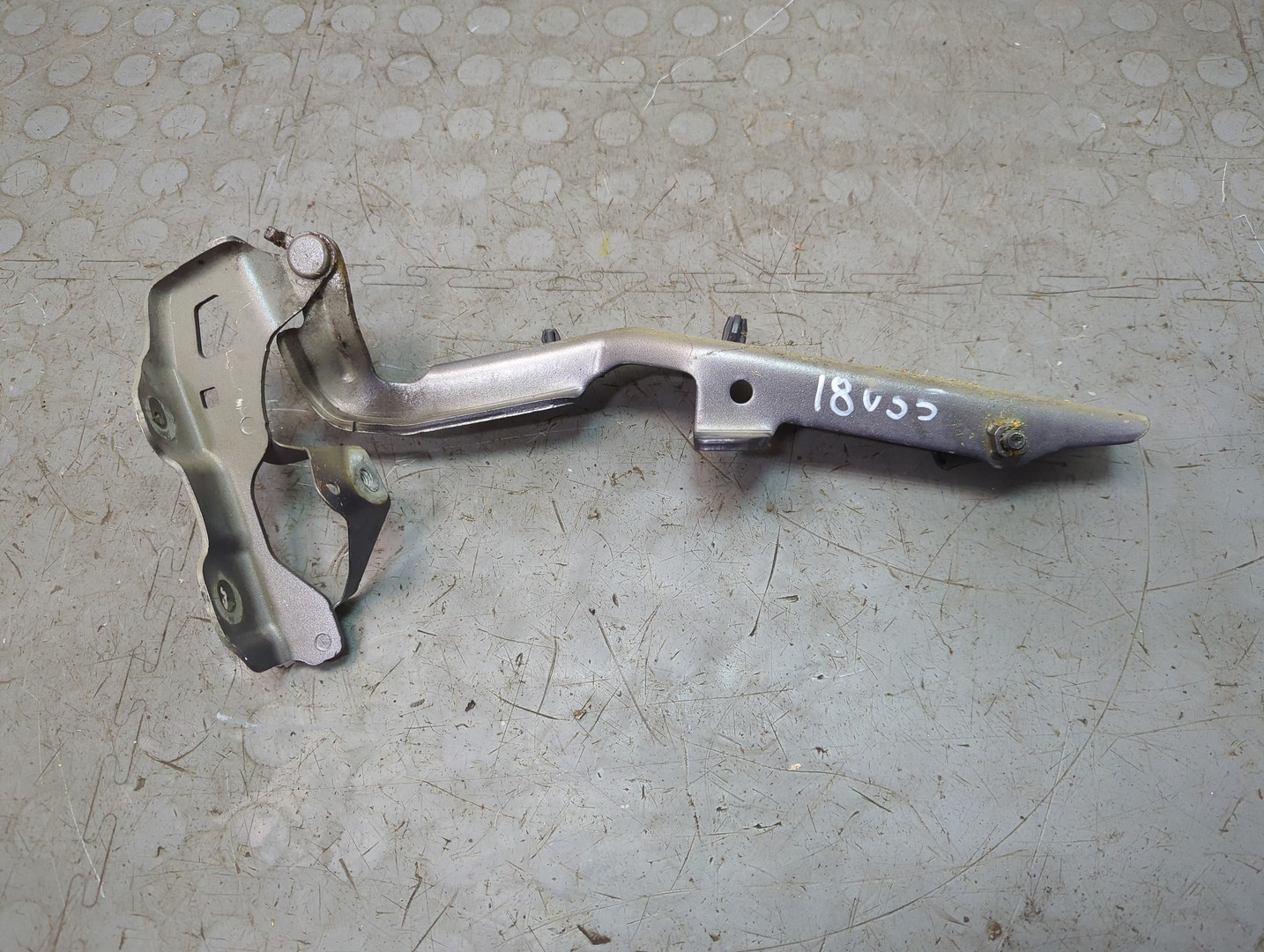 Петля капота правая