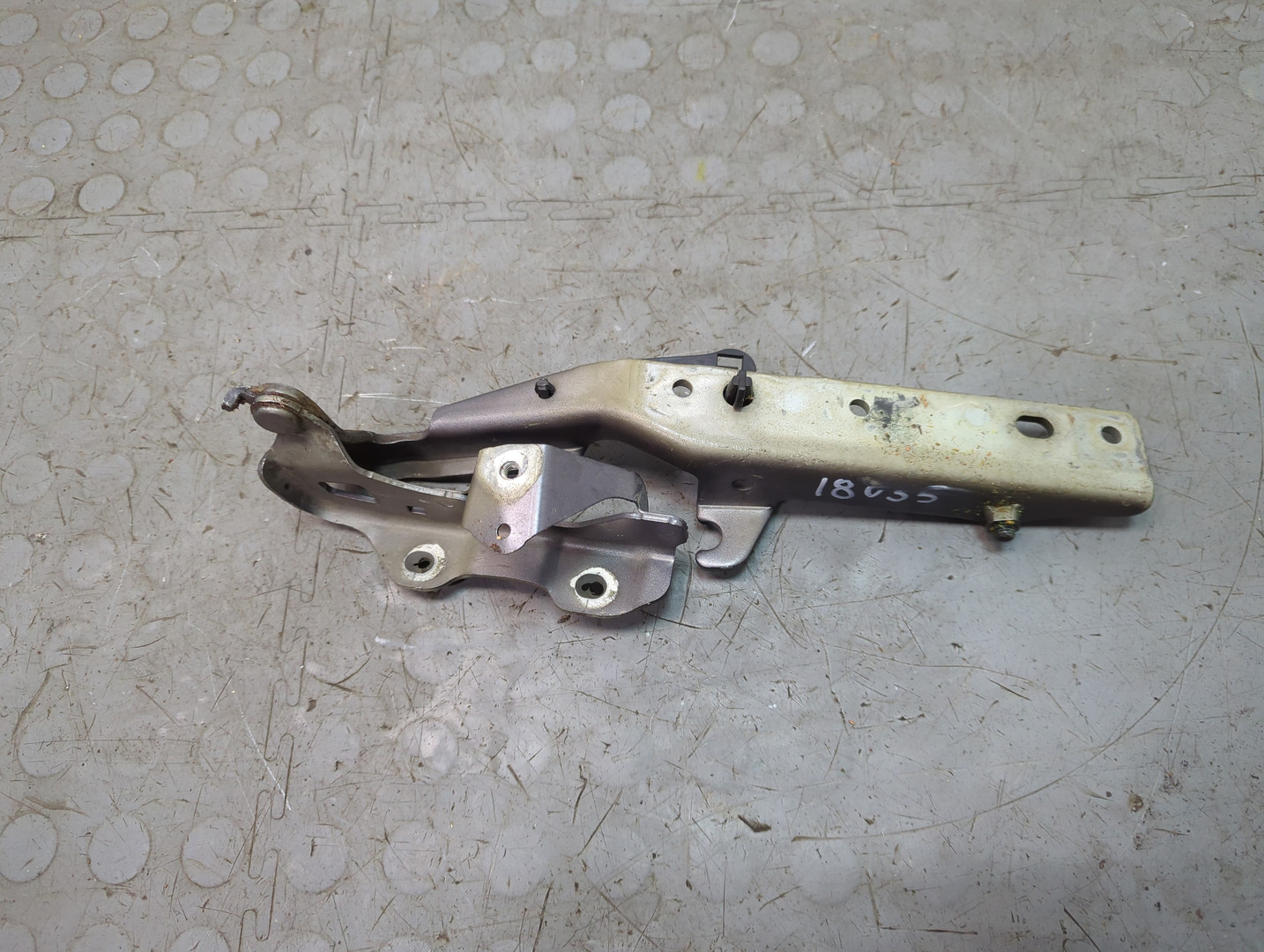 Петля капота правая