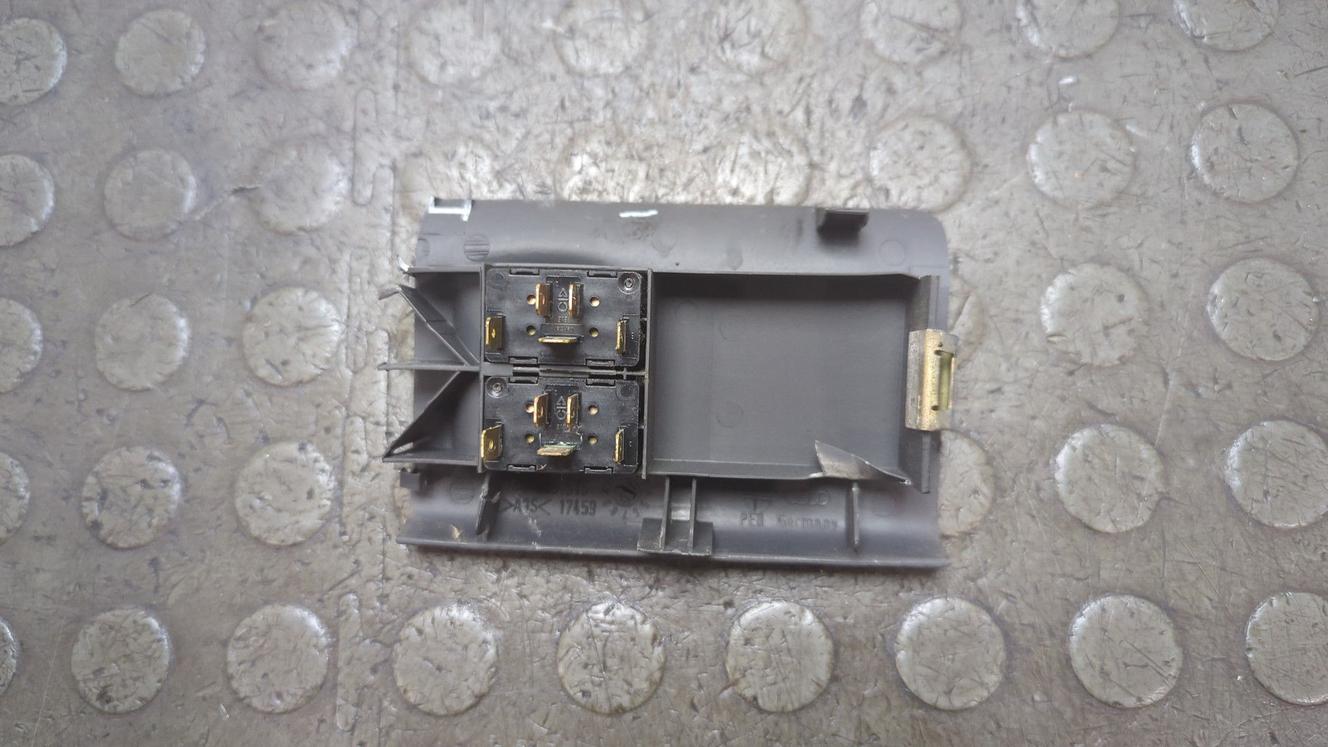 Кнопка стеклоподъемника