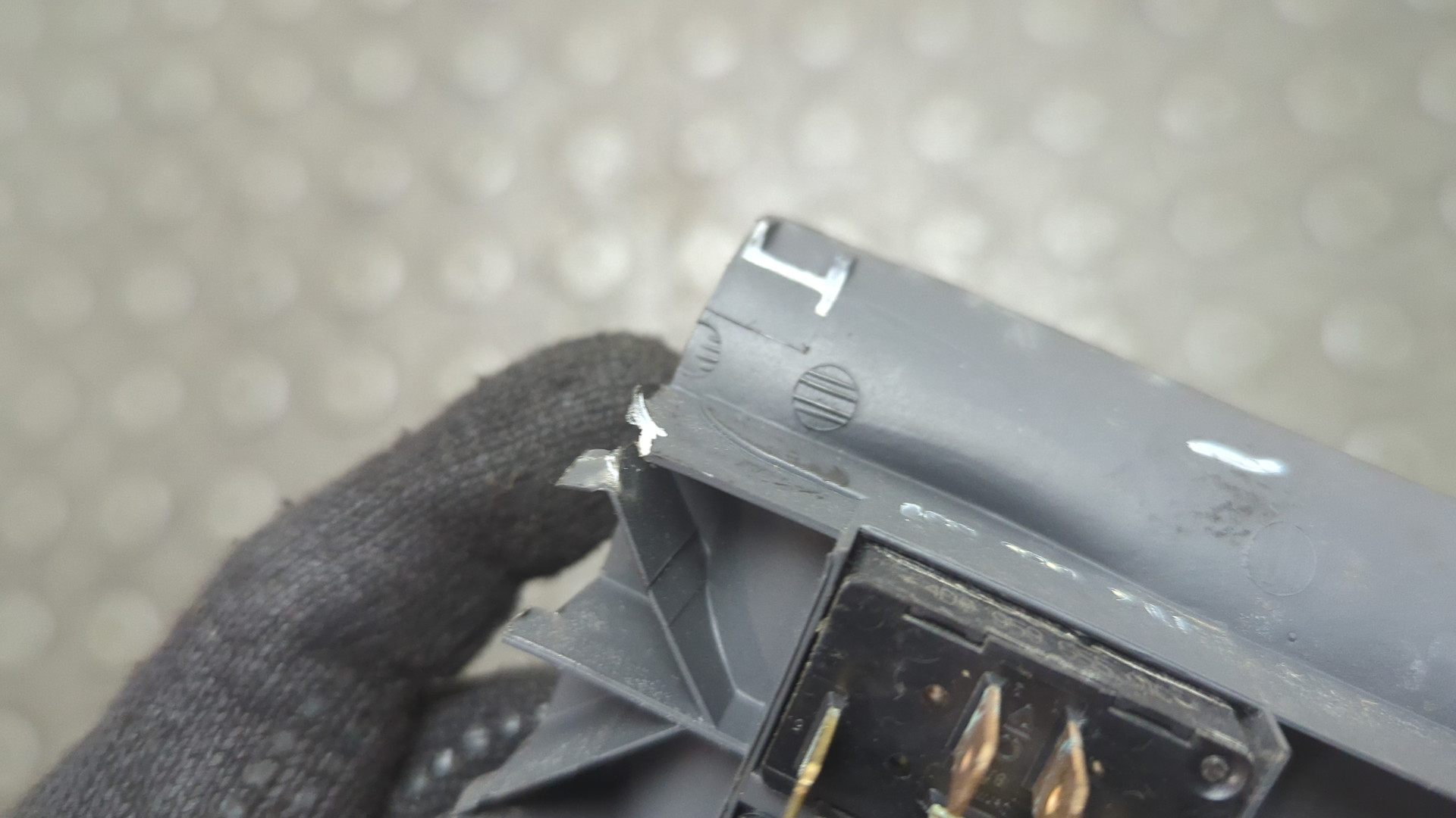 Кнопка стеклоподъемника