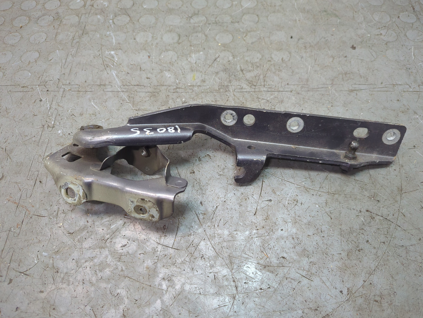 Петля капота левая