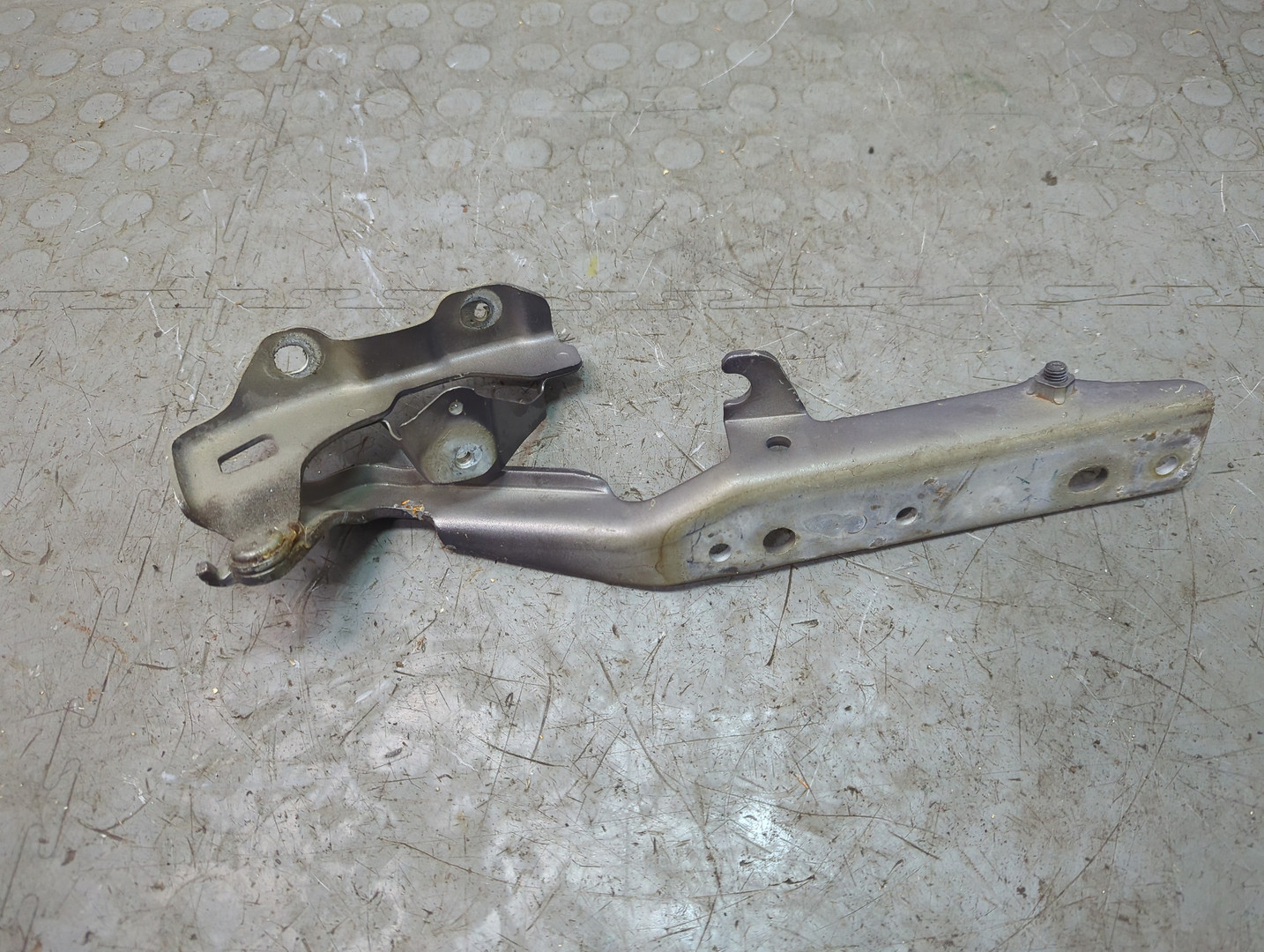 Петля капота левая