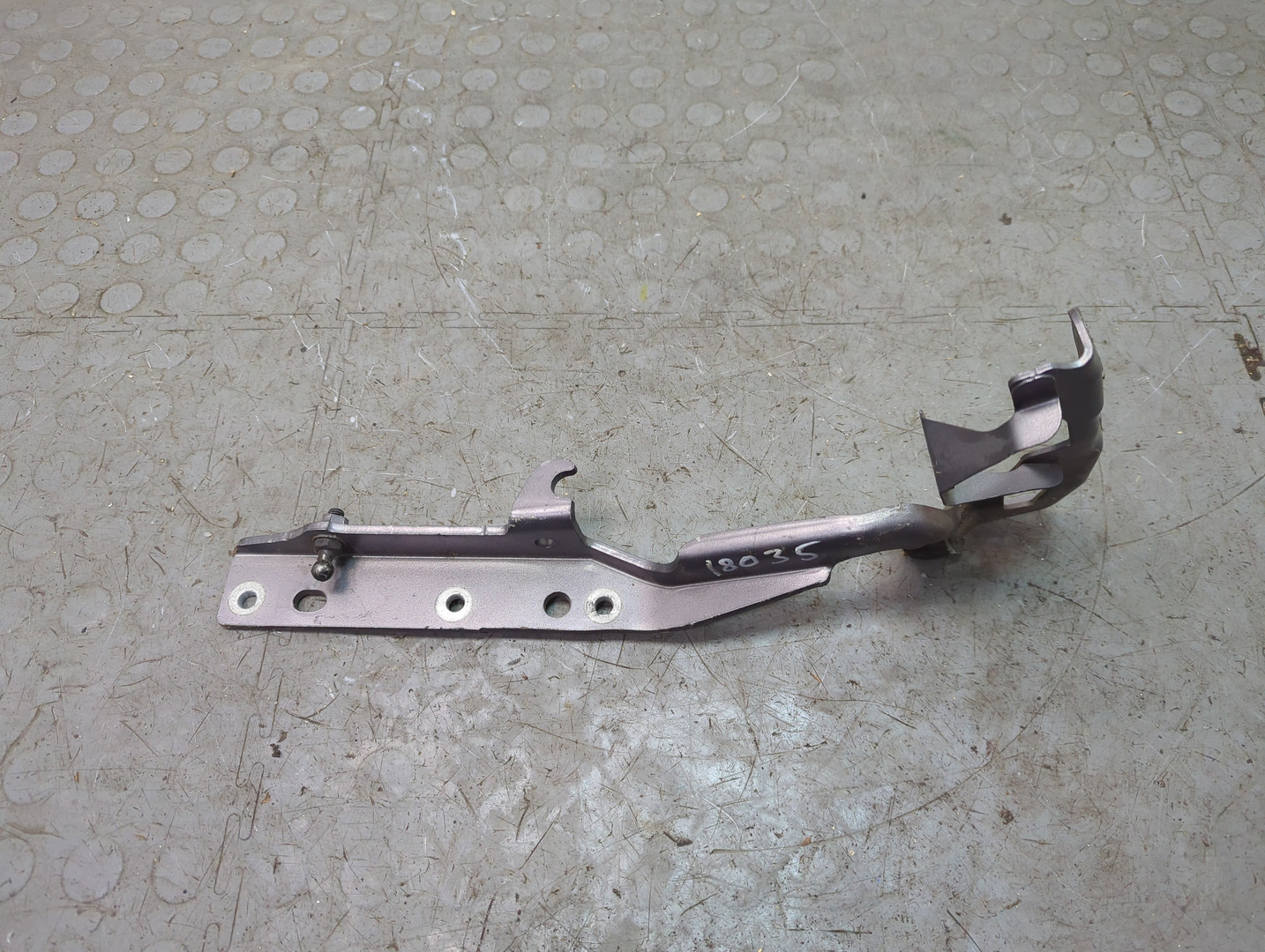 Петля капота левая