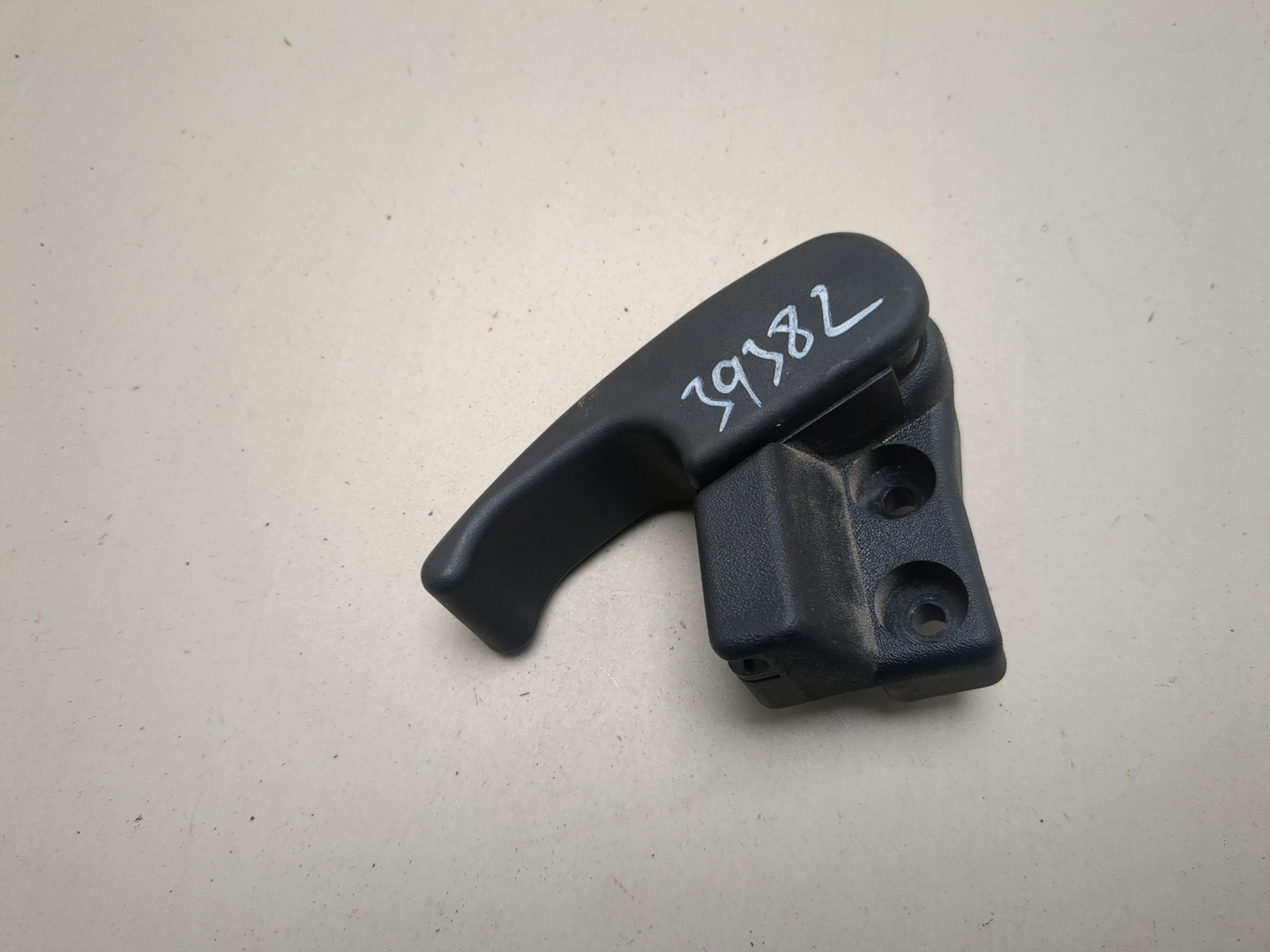 Ручка открывания капота