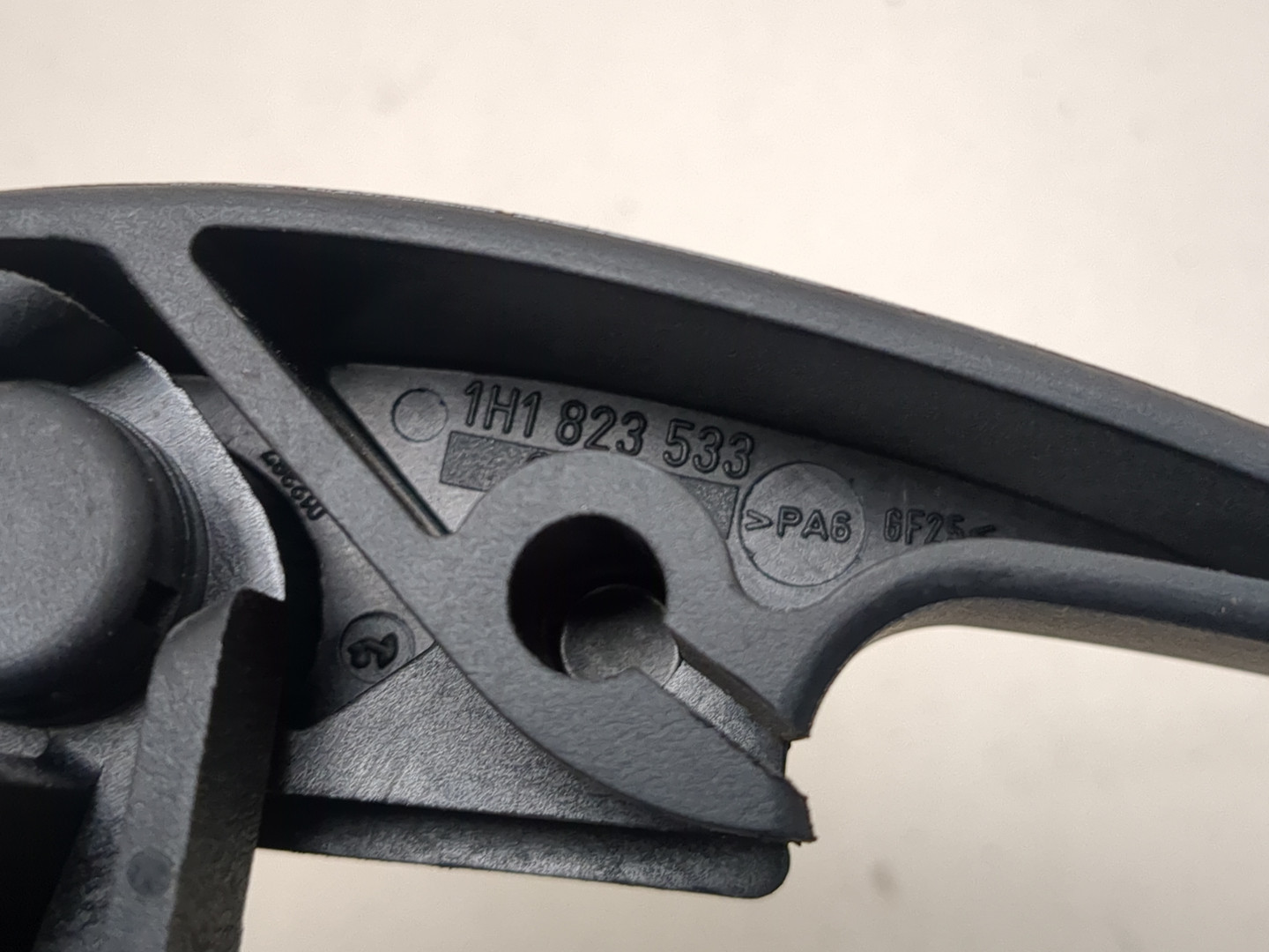 Ручка открывания капота