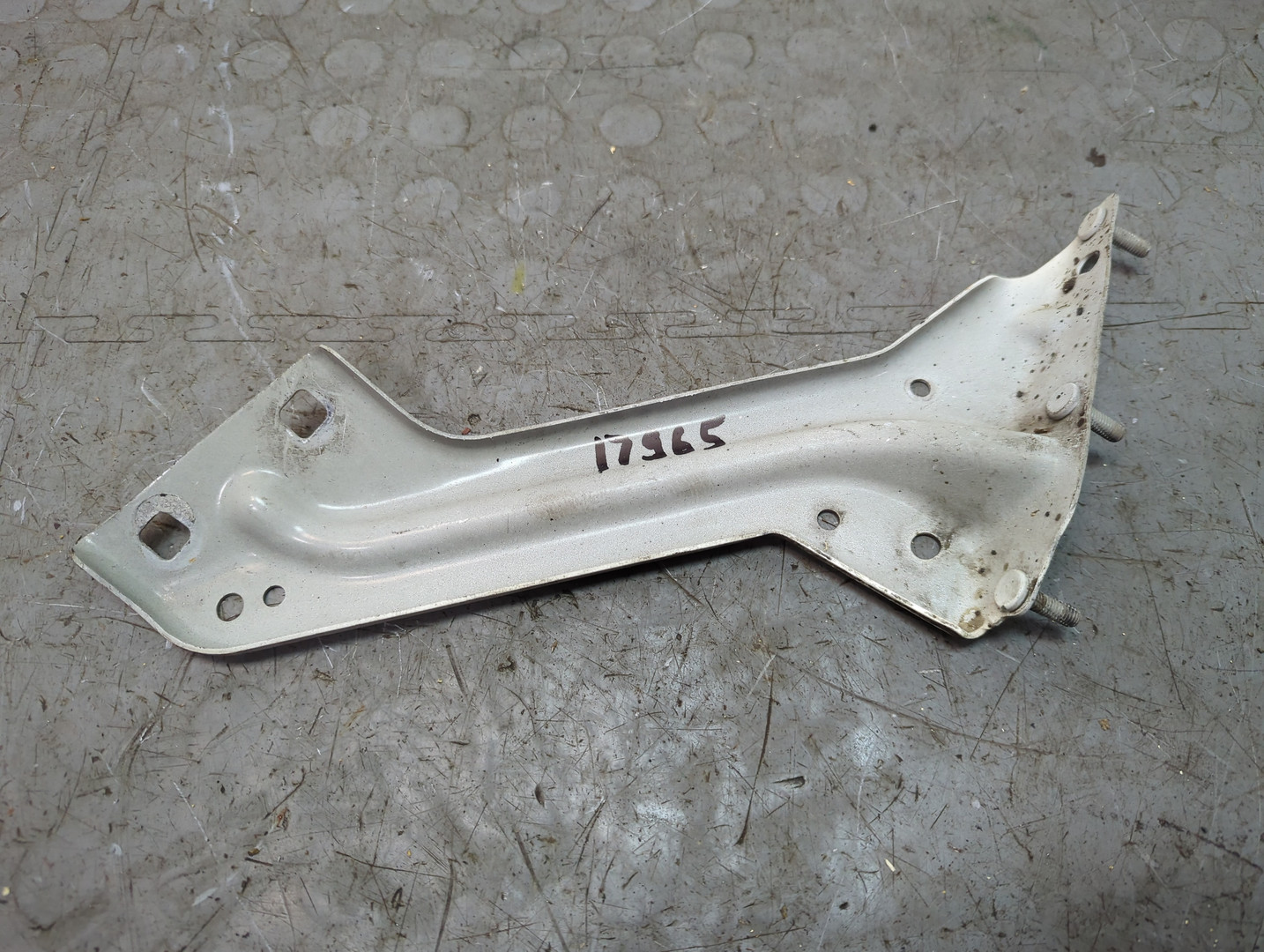 Кронштейн крепления крыла