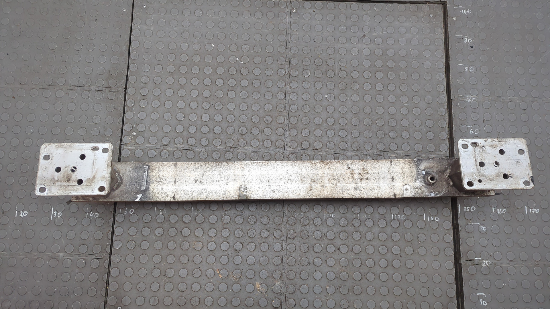 Усилитель переднего бампера