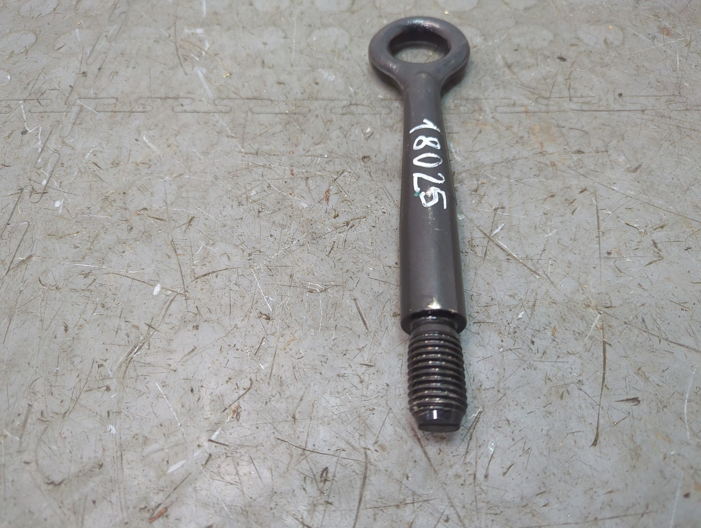 Крюк буксировочный