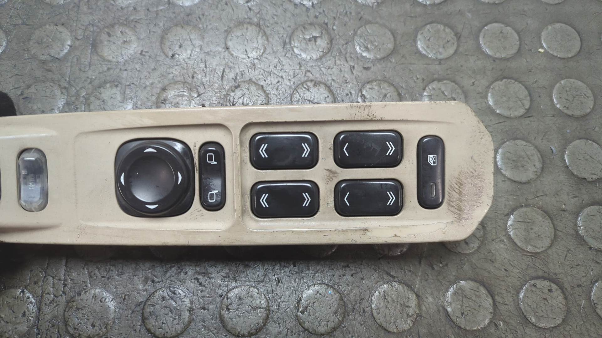 Кнопка стеклоподъемника