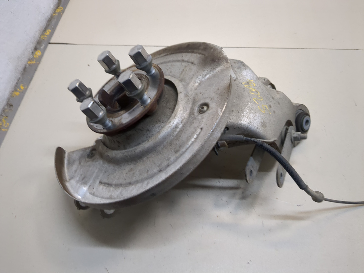 Кулак поворотный задний левый