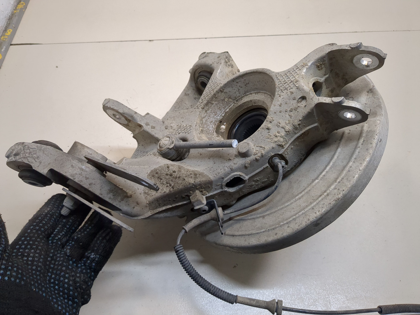 Кулак поворотный задний левый