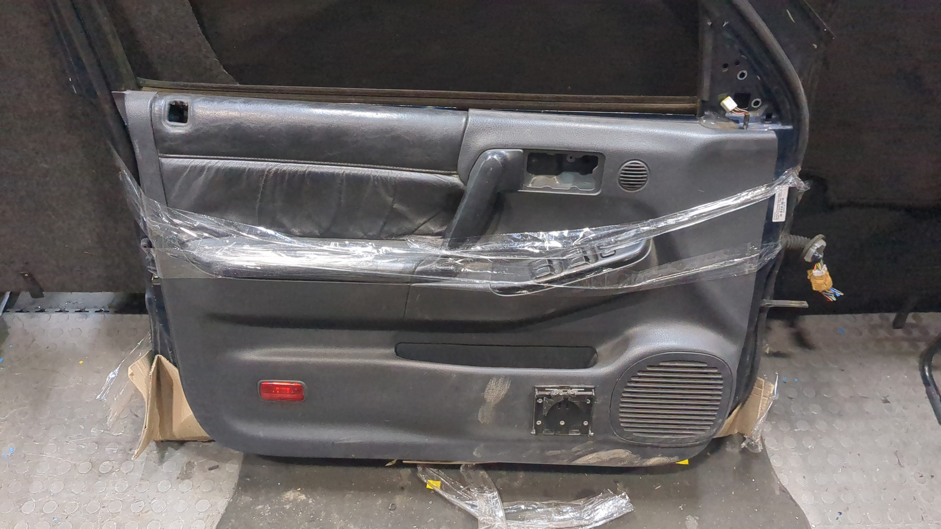 Дверь передняя левая