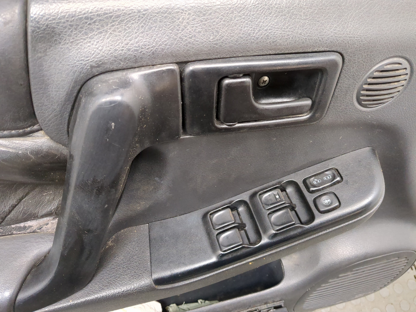 Дверь передняя левая