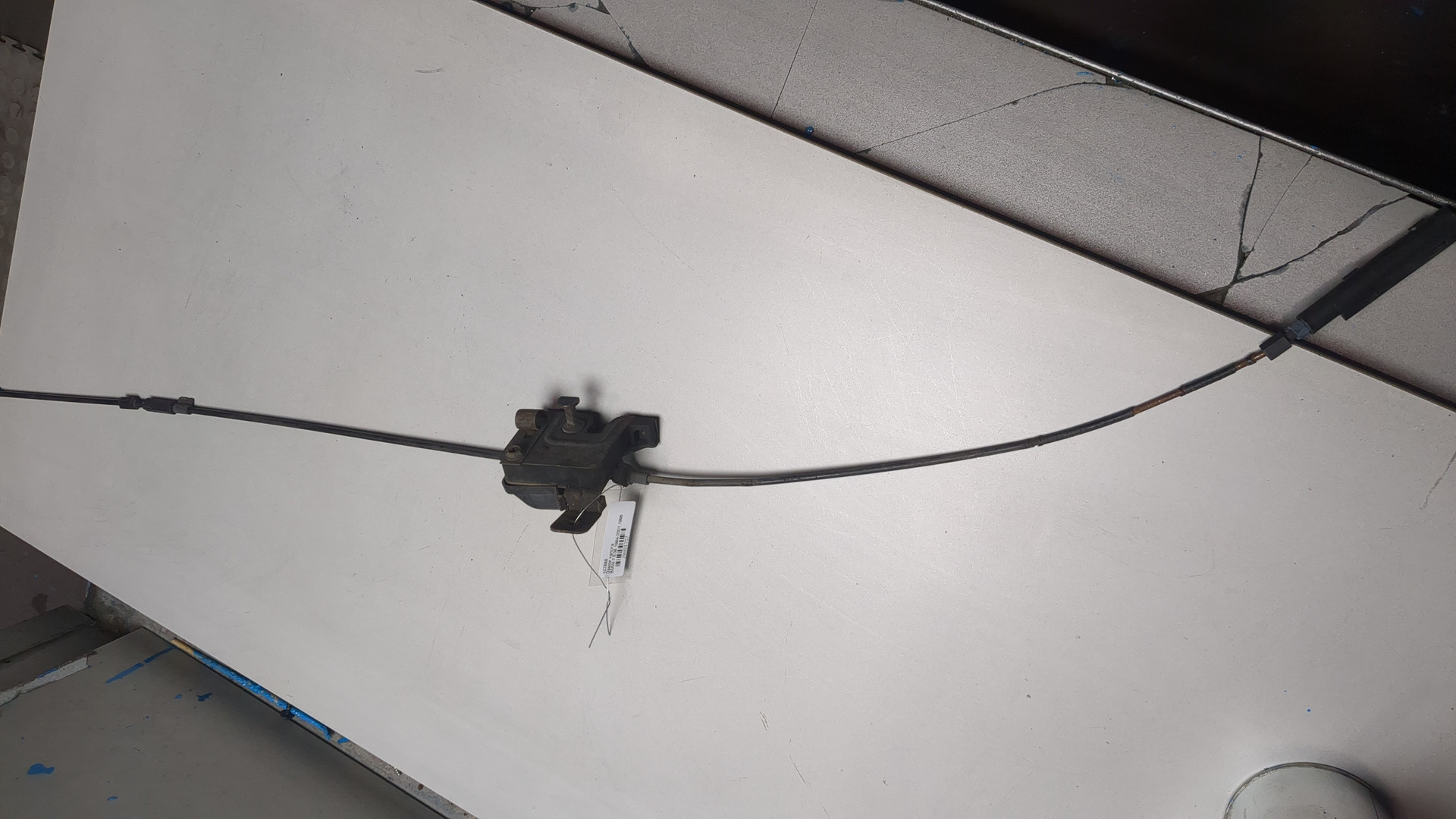 Замок капота