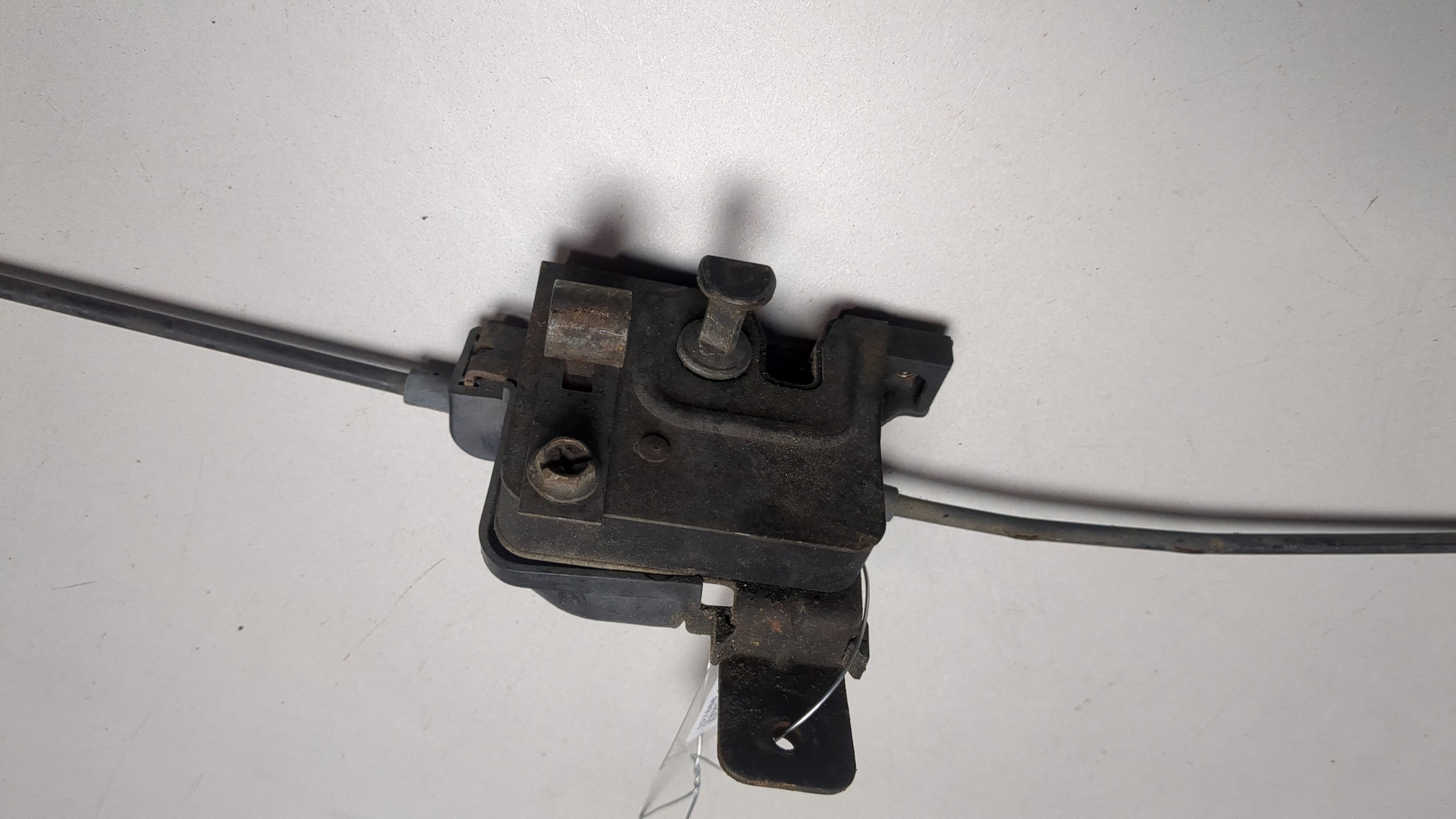 Замок капота