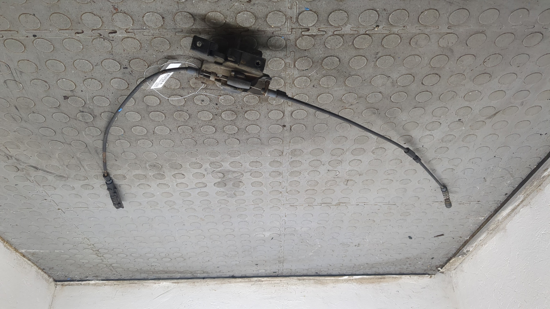 Замок капота