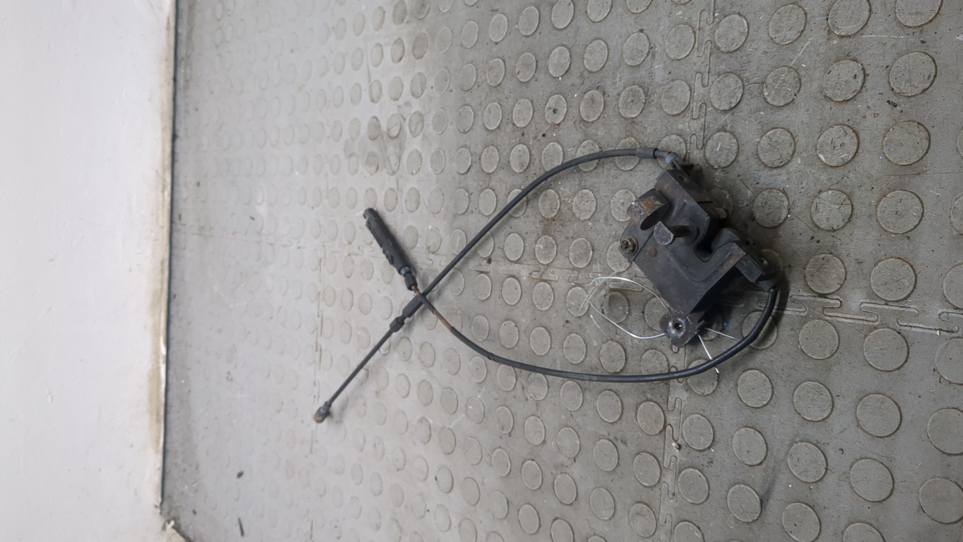 Замок капота