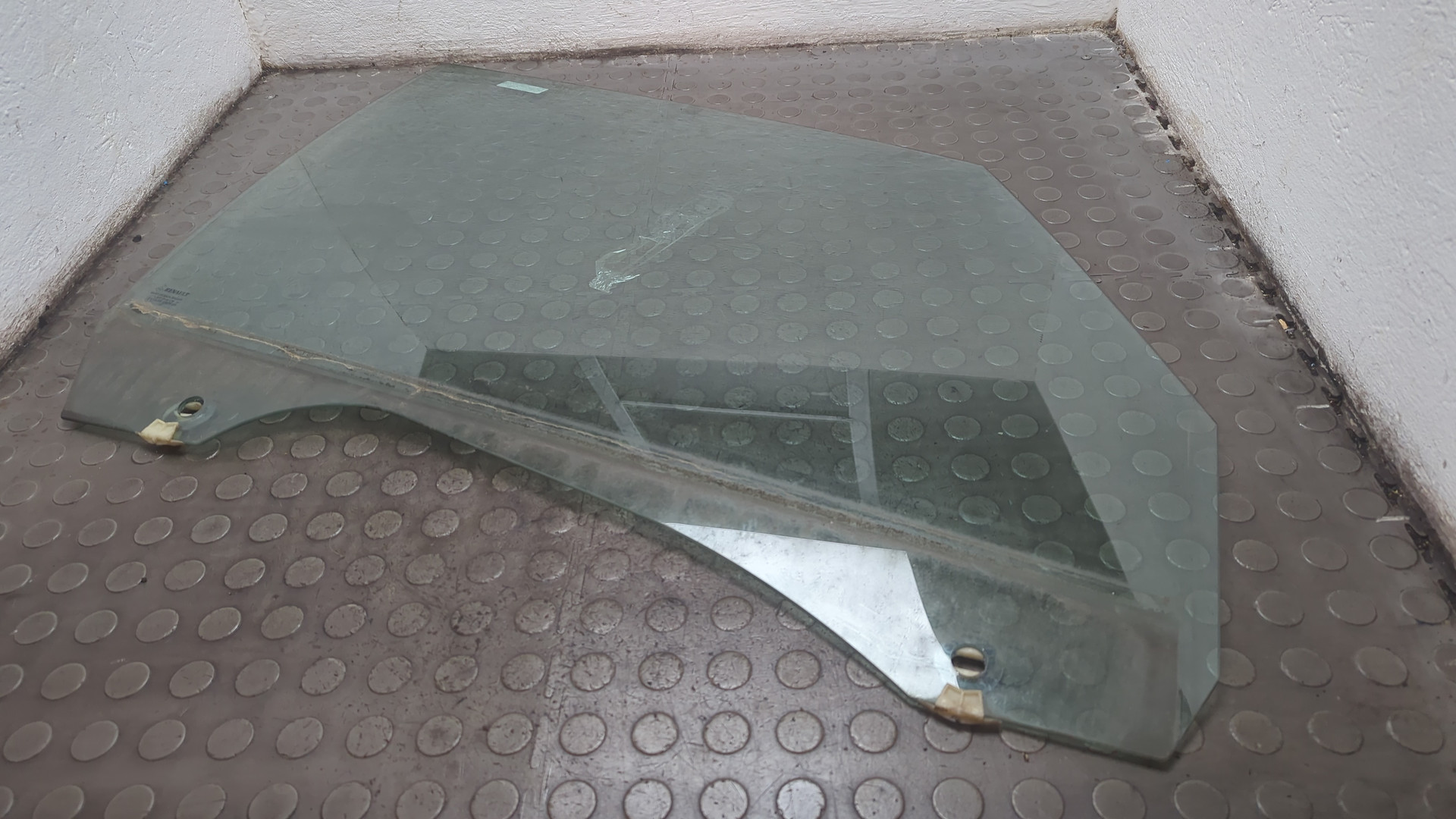 Стекло двери передней правой