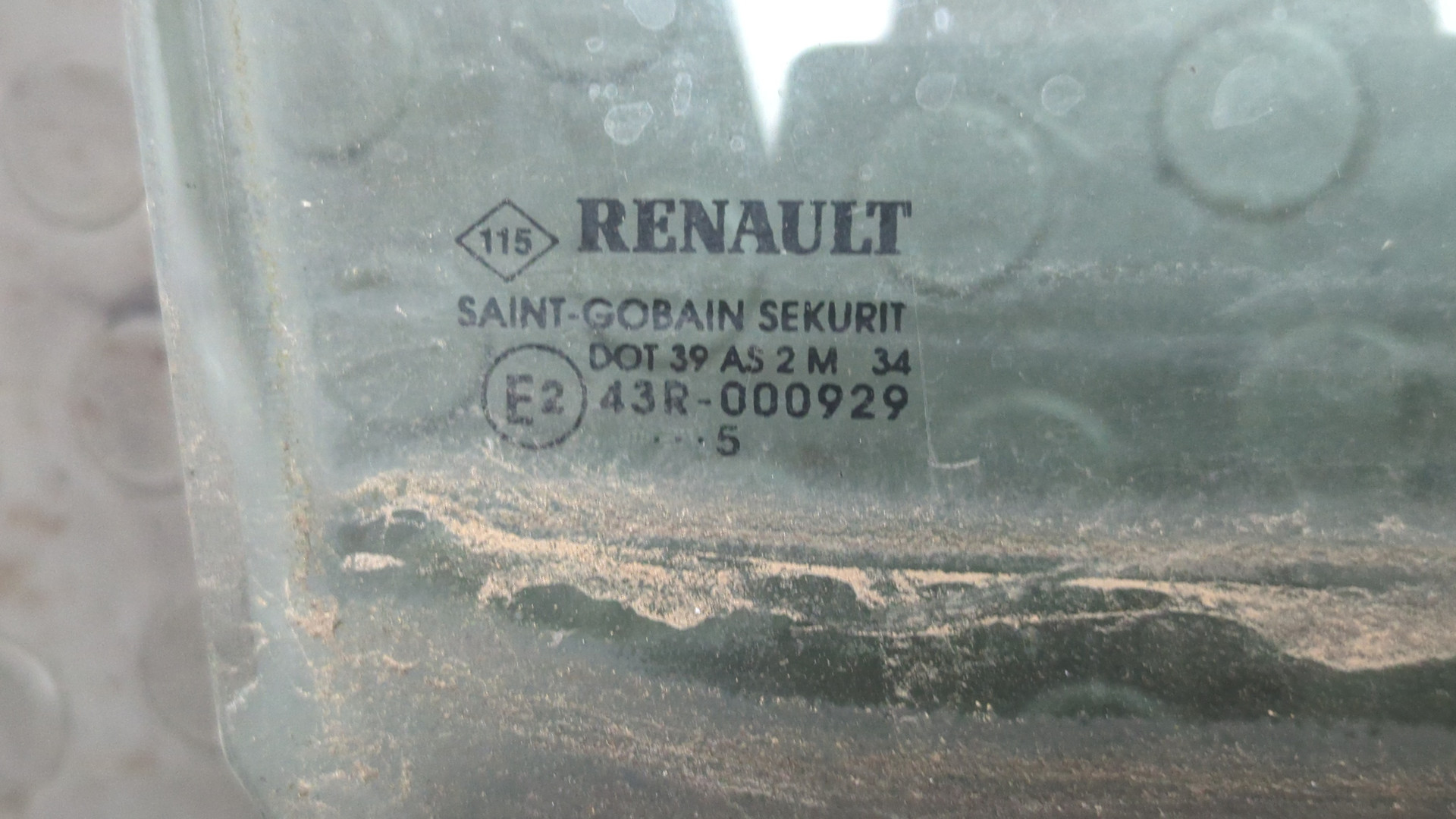 Стекло двери передней правой