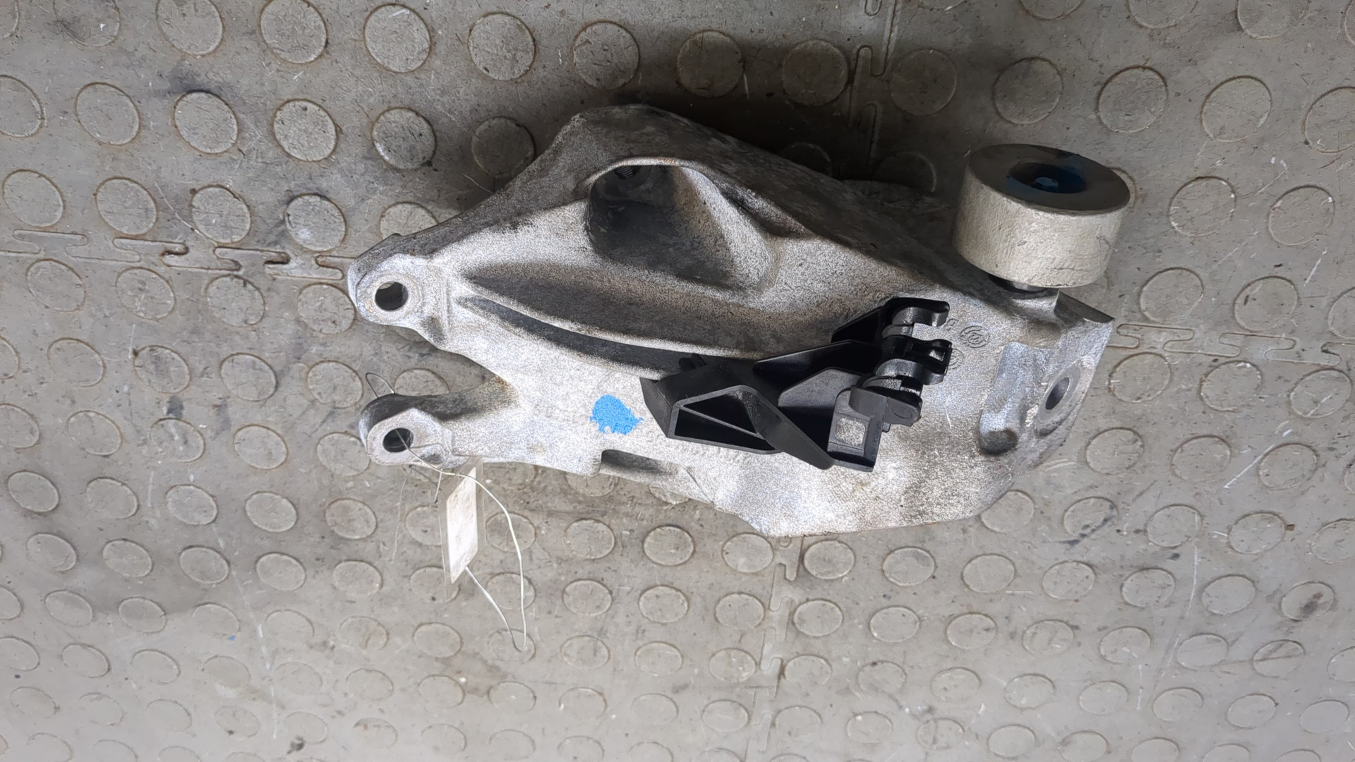 Кронштейн двигателя