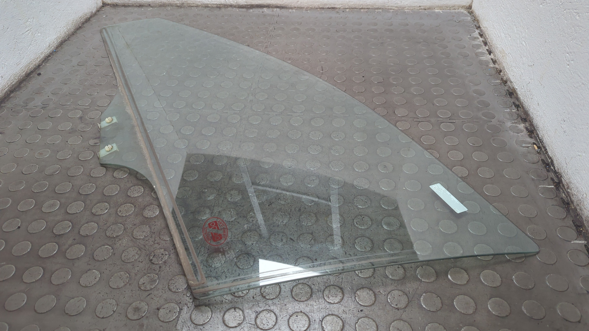 Стекло двери передней левой