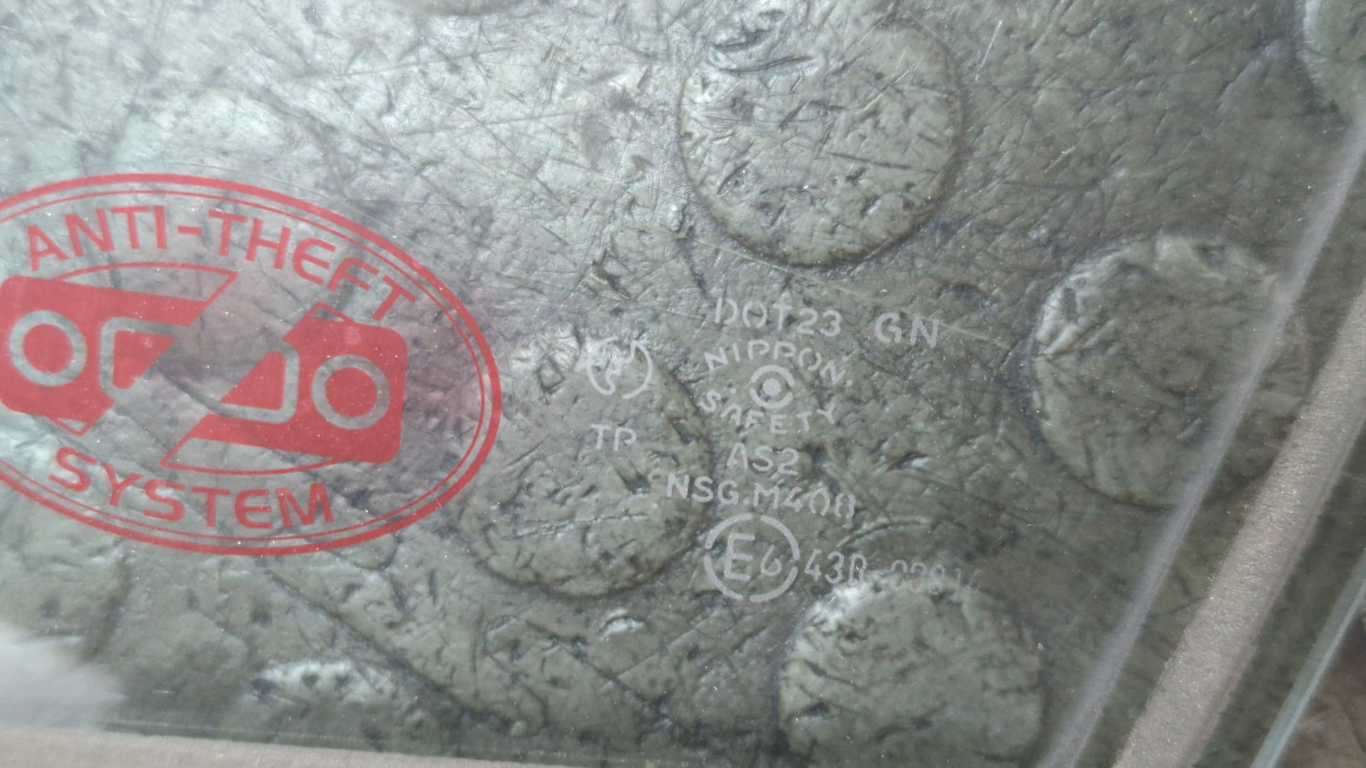 Стекло двери передней левой