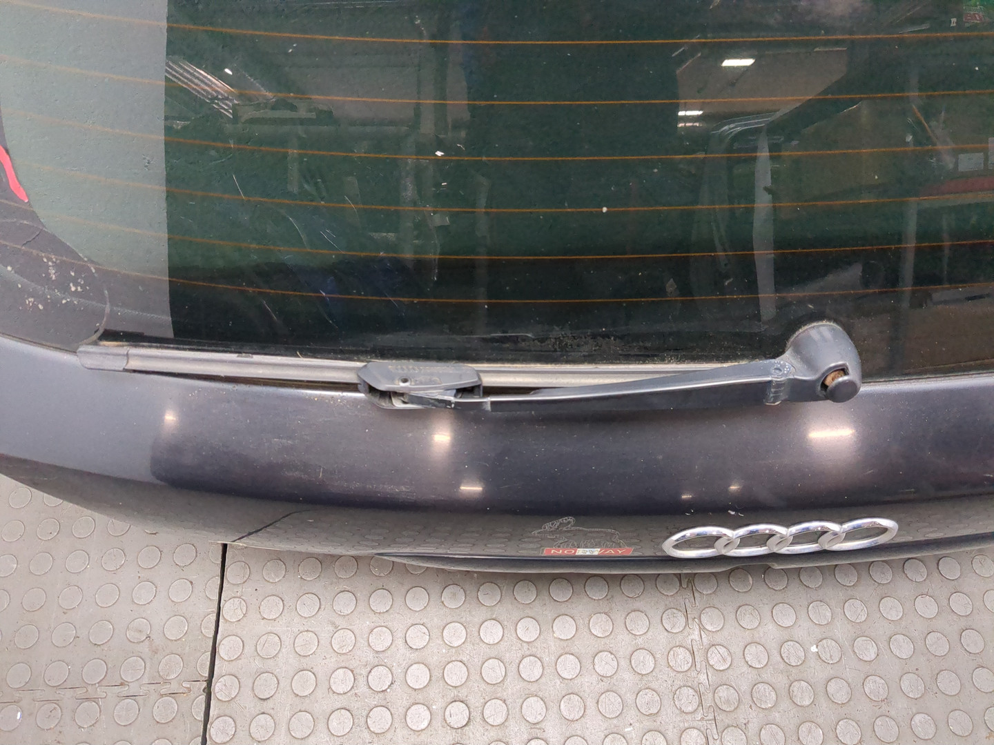 Дверь багажника