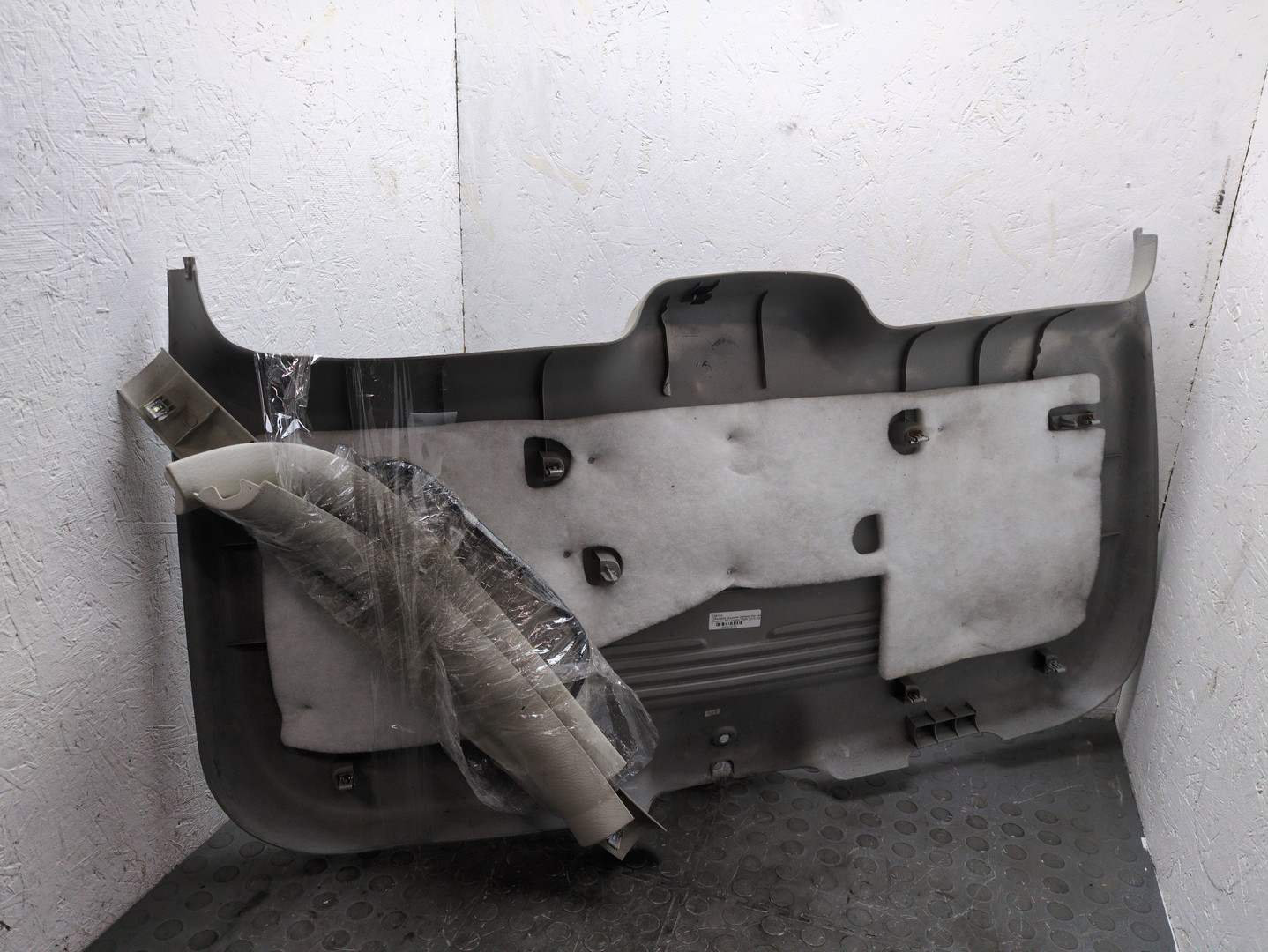 Обшивка двери багажника