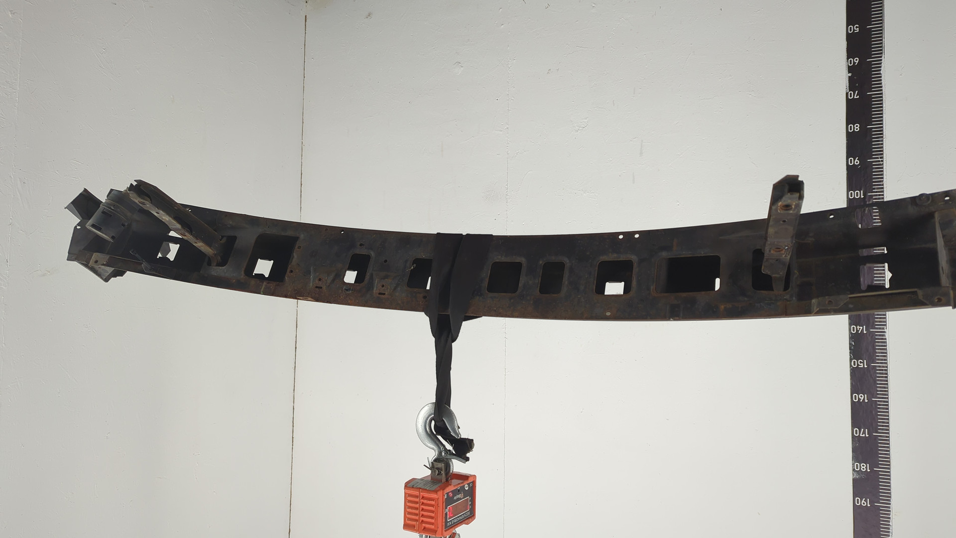 Усилитель переднего бампера