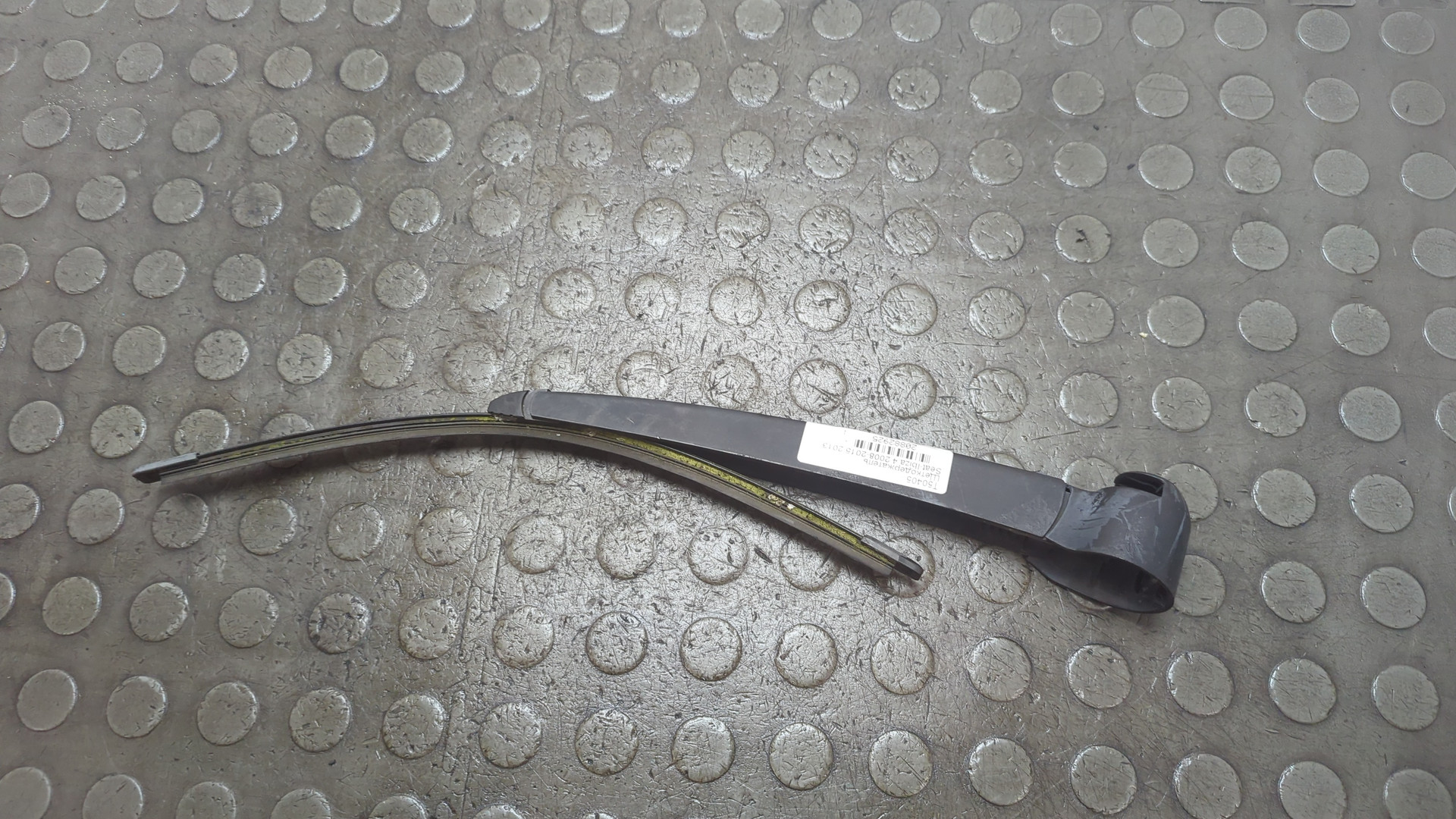 Поводок стеклоочистителя заднего