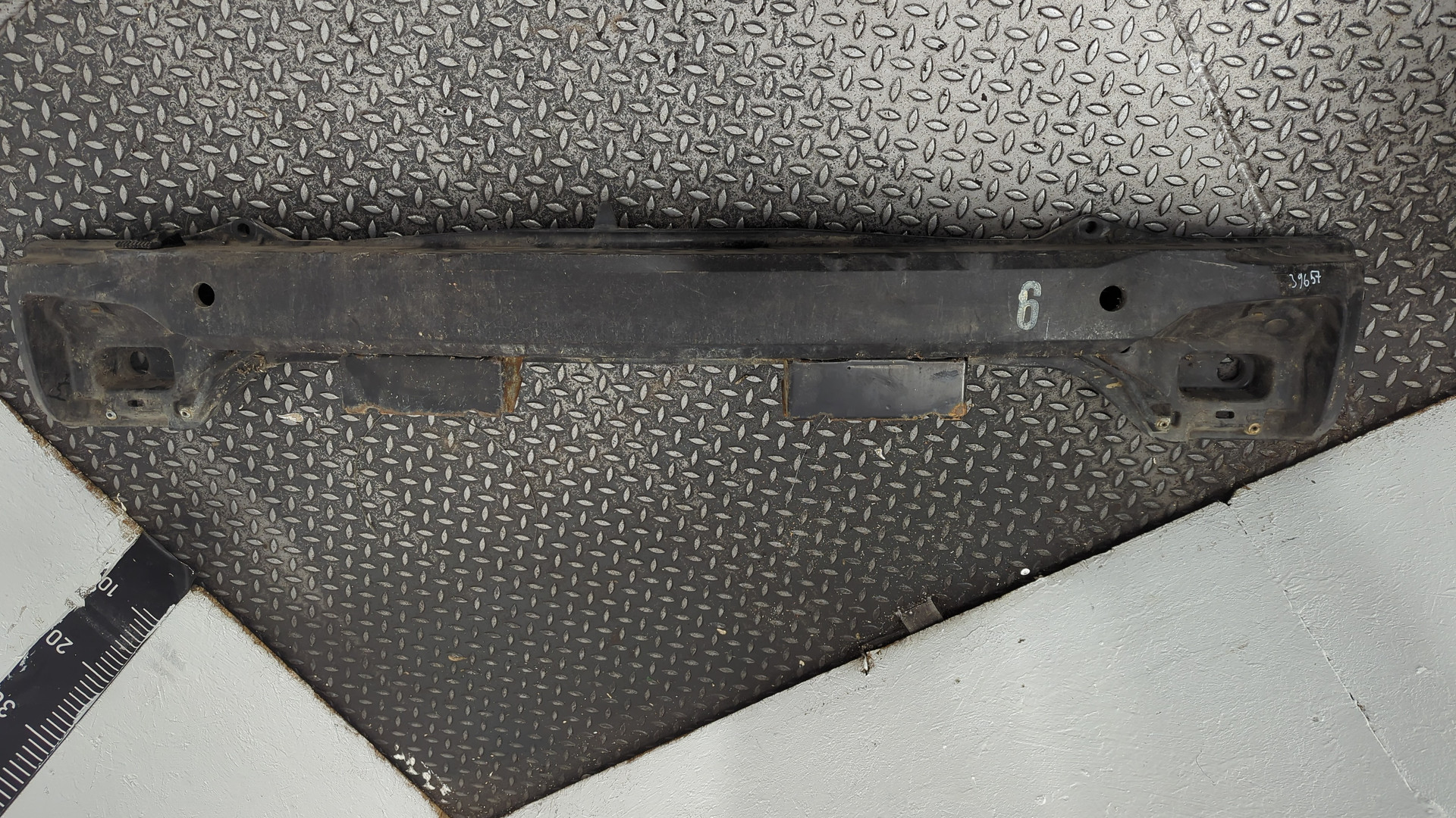 Усилитель переднего бампера