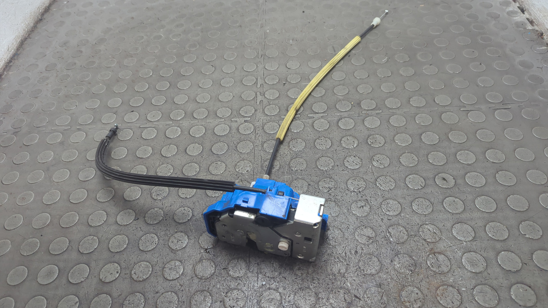 Замок двери задней правой