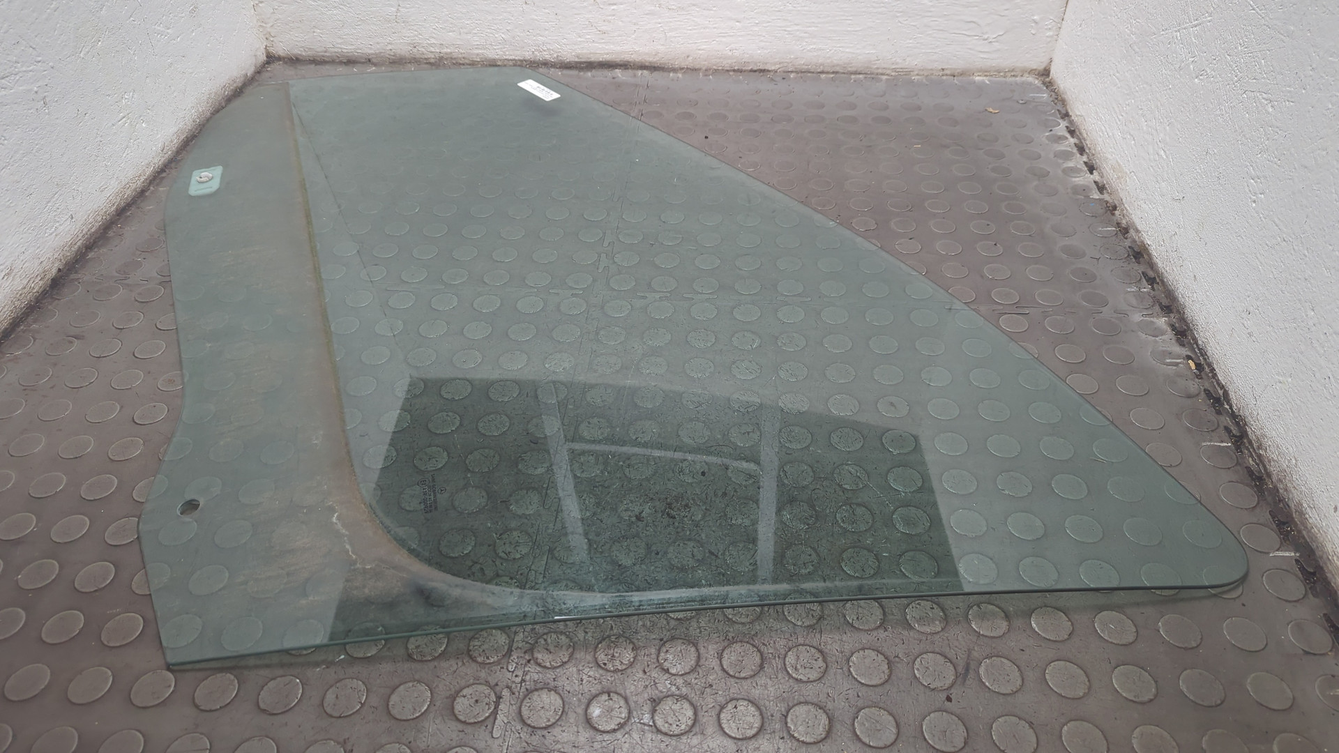 Стекло двери передней левой